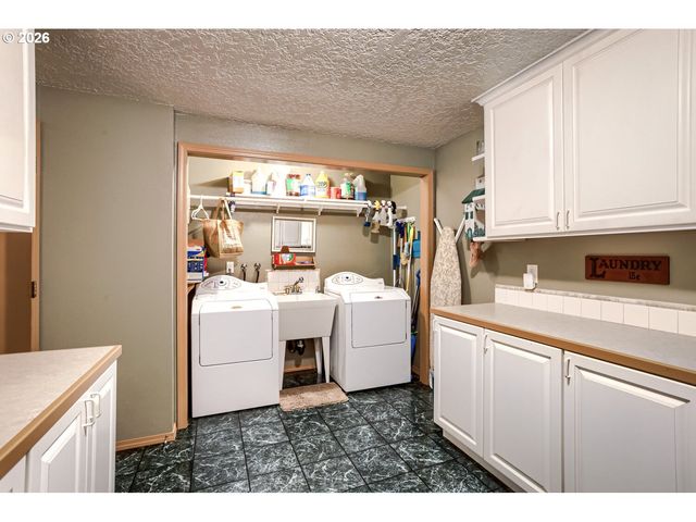 15337 S HATTAN Rd, Oregon City, OR 97045