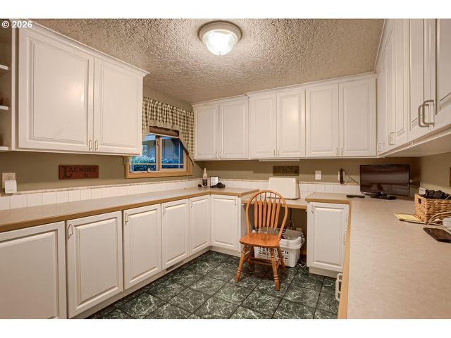 15337 S HATTAN Rd, Oregon City, OR 97045