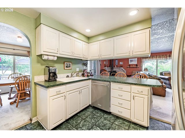 15337 S HATTAN Rd, Oregon City, OR 97045