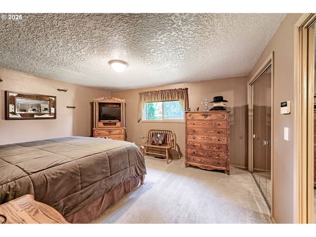 15337 S HATTAN Rd, Oregon City, OR 97045