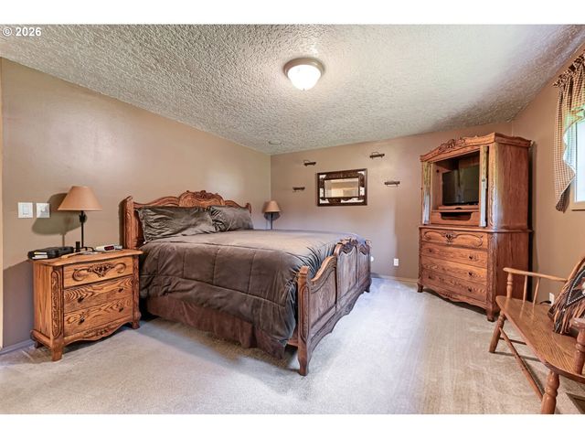 15337 S HATTAN Rd, Oregon City, OR 97045