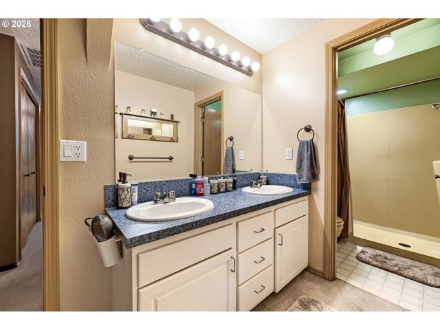 15337 S HATTAN Rd, Oregon City, OR 97045