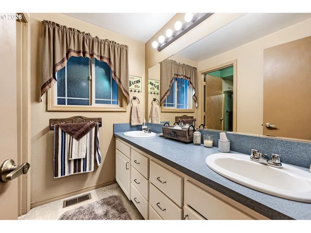 15337 S HATTAN Rd, Oregon City, OR 97045