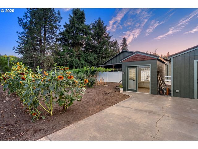 15337 S HATTAN Rd, Oregon City, OR 97045