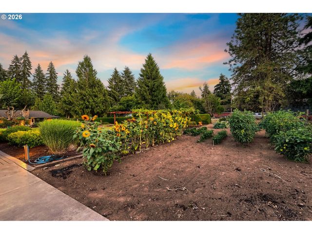 15337 S HATTAN Rd, Oregon City, OR 97045