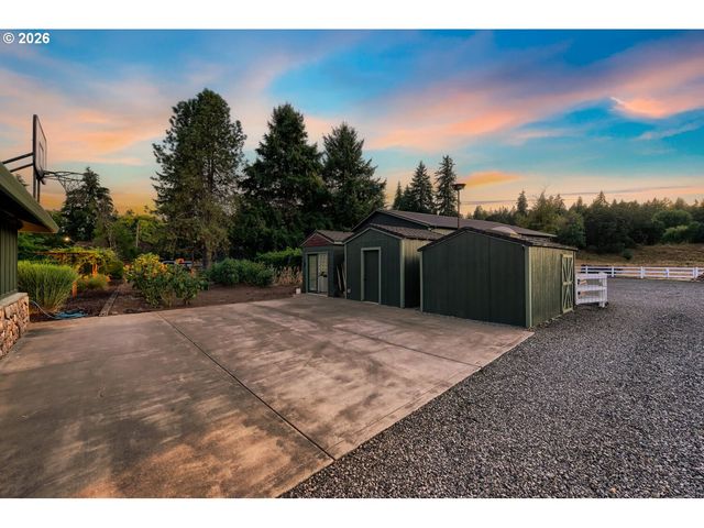 15337 S HATTAN Rd, Oregon City, OR 97045