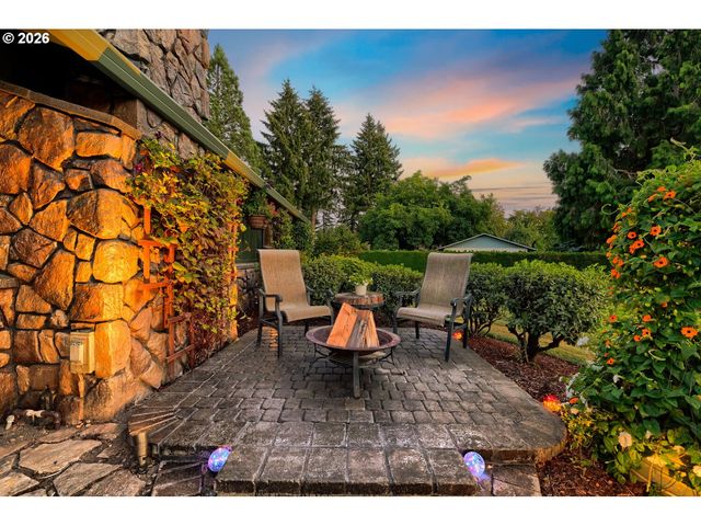 15337 S HATTAN Rd, Oregon City, OR 97045