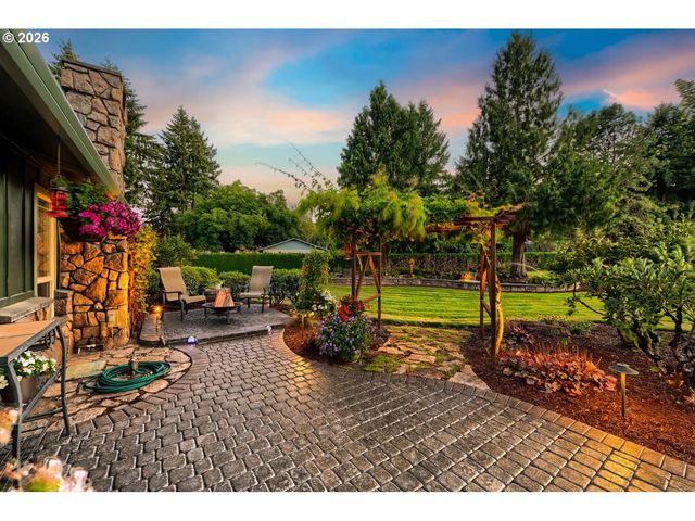 15337 S HATTAN Rd, Oregon City, OR 97045