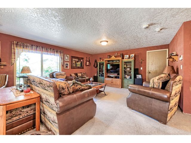 15337 S HATTAN Rd, Oregon City, OR 97045
