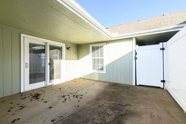 2308 Sycamore Drive, Tonganoxie, KS 66086