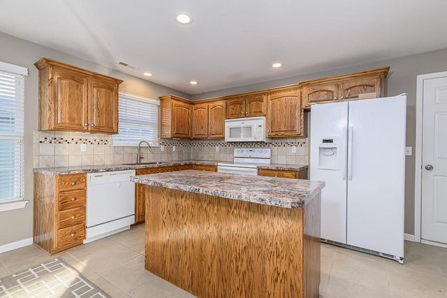 2308 Sycamore Drive, Tonganoxie, KS 66086