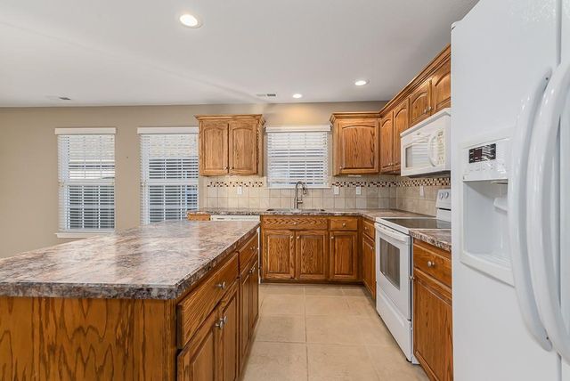 2308 Sycamore Drive, Tonganoxie, KS 66086