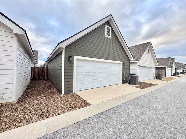 820 NE Heights Lane, Bentonville, AR 72712