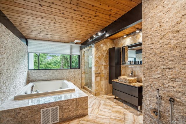 27 Parkway Drive, Roslyn Heights, NY 11577