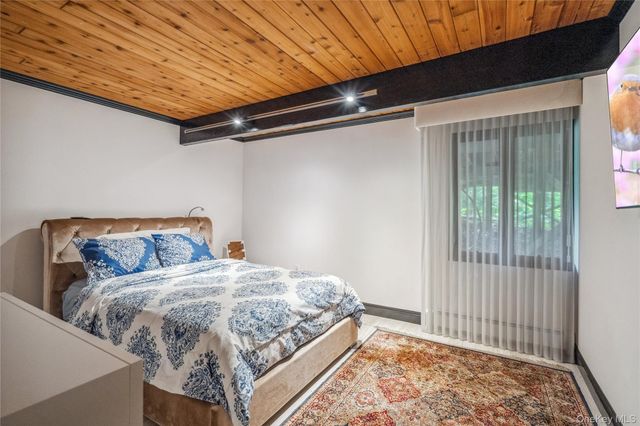 27 Parkway Drive, Roslyn Heights, NY 11577