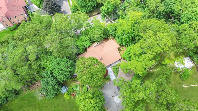 27 Parkway Drive, Roslyn Heights, NY 11577