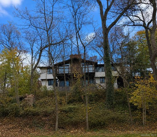 27 Parkway Drive, Roslyn Heights, NY 11577