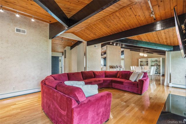 27 Parkway Drive, Roslyn Heights, NY 11577