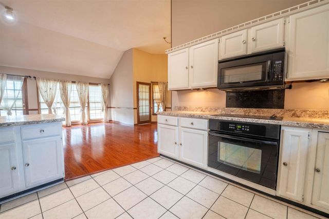 2033 WESTBRIAR DR, Memphis, TN 38016