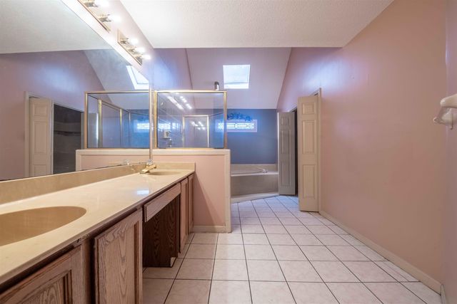 2033 WESTBRIAR DR, Memphis, TN 38016