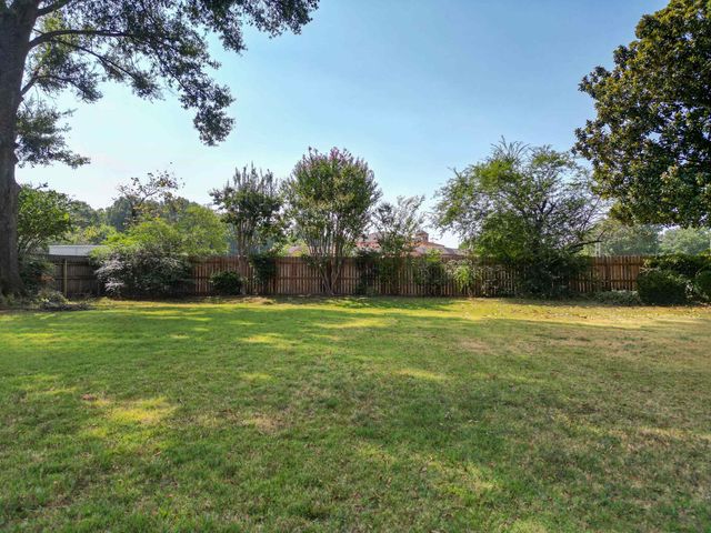 2033 WESTBRIAR DR, Memphis, TN 38016