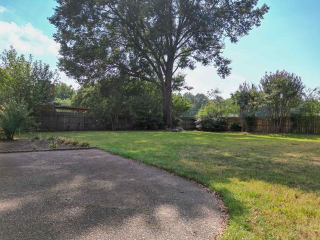 2033 WESTBRIAR DR, Memphis, TN 38016