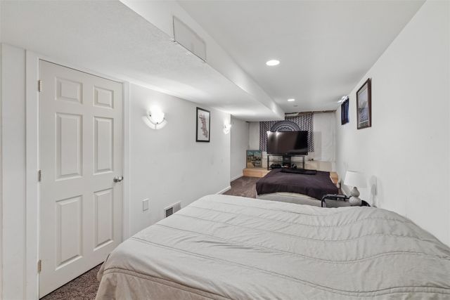 5901 NW 94th Street, Johnston, IA 50131