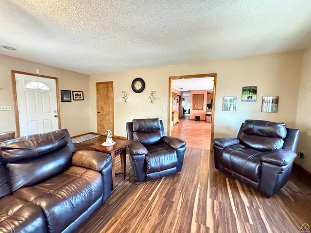 1667 Road 175, Emporia, KS 66801