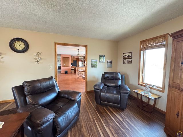 1667 Road 175, Emporia, KS 66801