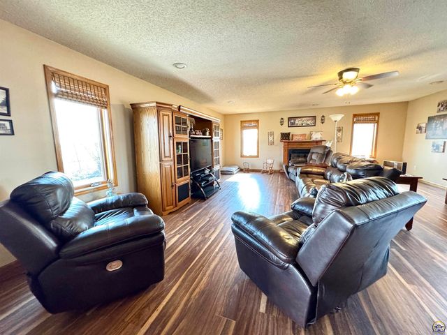 1667 Road 175, Emporia, KS 66801