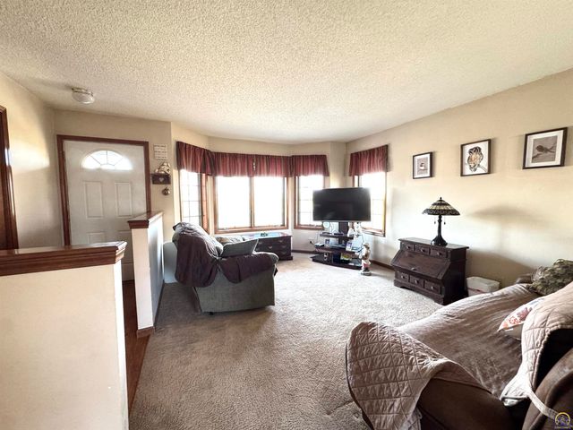 1667 Road 175, Emporia, KS 66801