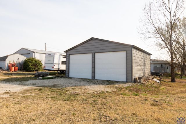 1667 Road 175, Emporia, KS 66801
