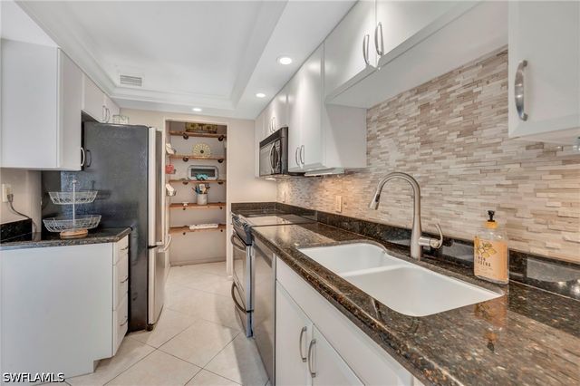 788 Park Shore DR D26, Naples, FL 34103