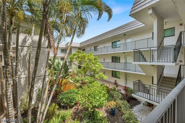 788 Park Shore DR D26, Naples, FL 34103