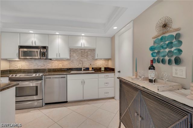 788 Park Shore DR D26, Naples, FL 34103
