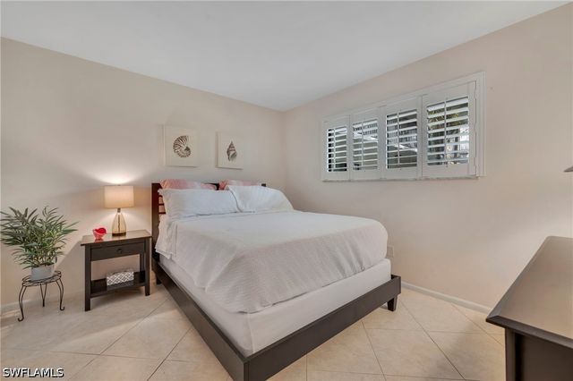 788 Park Shore DR D26, Naples, FL 34103