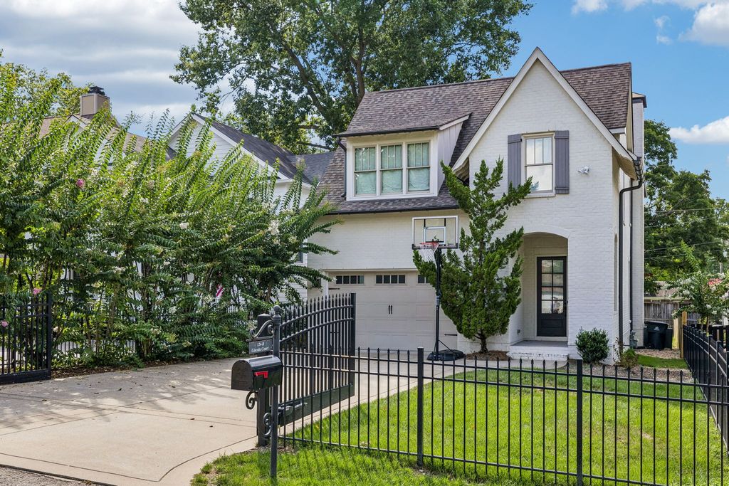 124B Lincoln Ct, Nashville, TN 37205