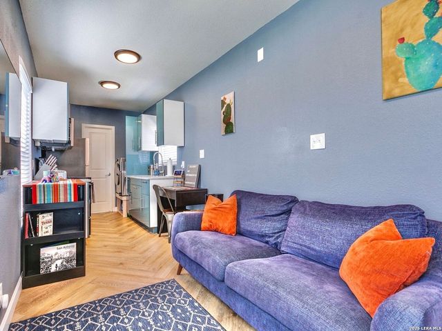 2415 W Poplar, San Antonio, TX 78207