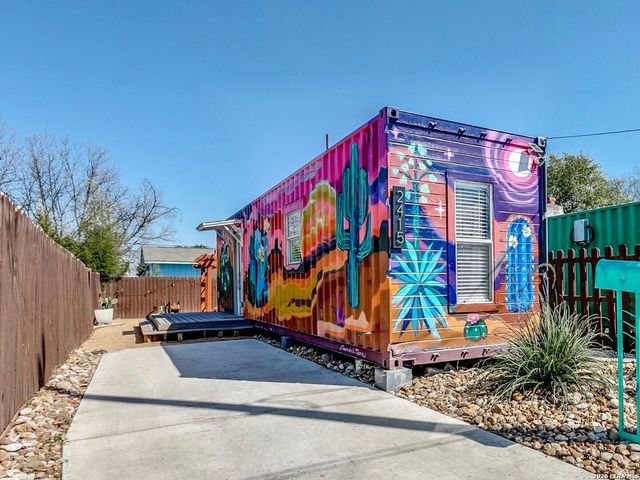 2415 W Poplar, San Antonio, TX 78207