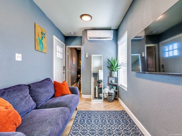 2415 W Poplar, San Antonio, TX 78207