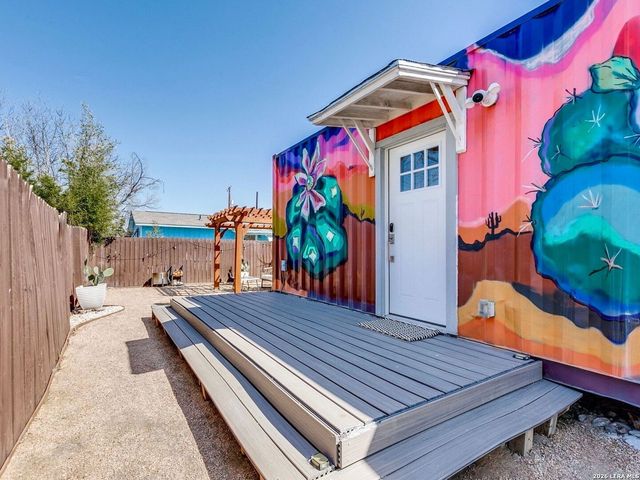 2415 W Poplar, San Antonio, TX 78207