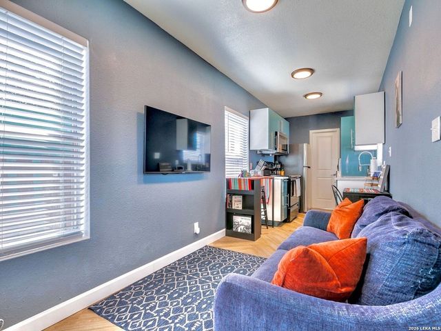 2415 W Poplar, San Antonio, TX 78207