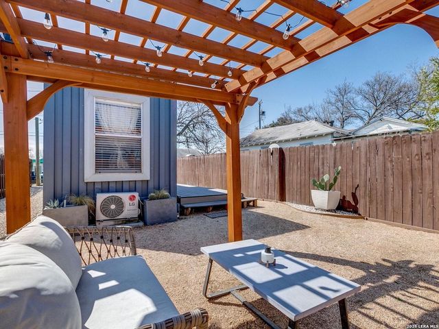 2415 W Poplar, San Antonio, TX 78207