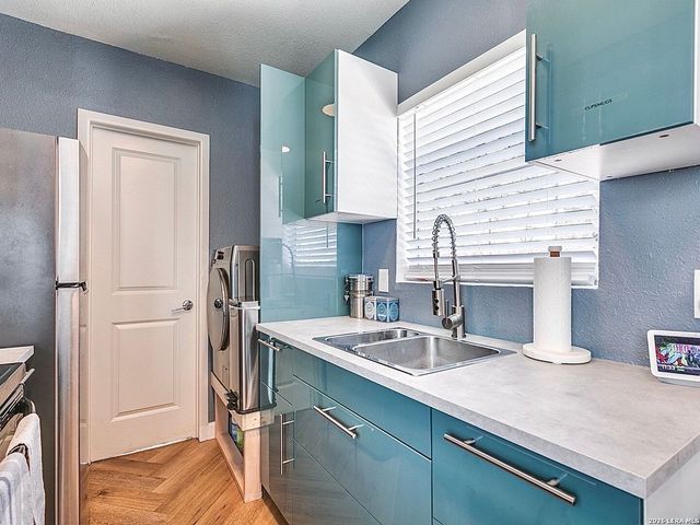 2415 W Poplar, San Antonio, TX 78207