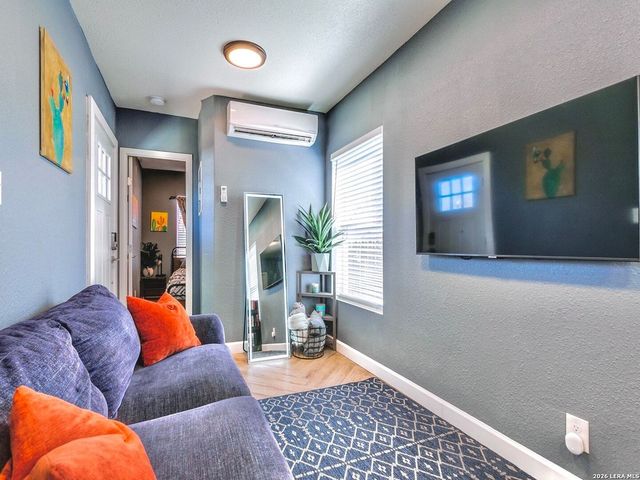 2415 W Poplar, San Antonio, TX 78207