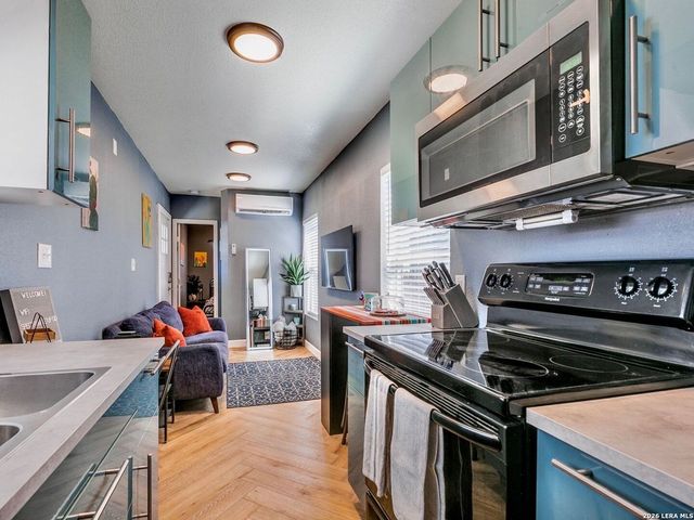 2415 W Poplar, San Antonio, TX 78207