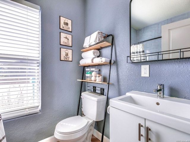 2415 W Poplar, San Antonio, TX 78207