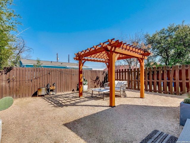 2415 W Poplar, San Antonio, TX 78207