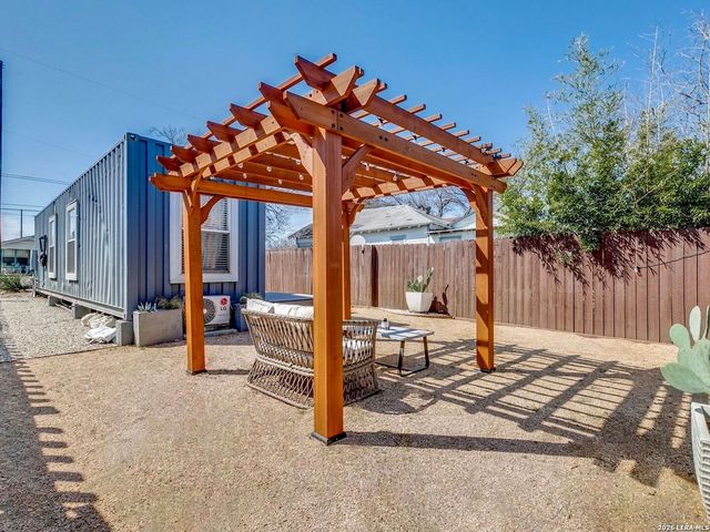 2415 W Poplar, San Antonio, TX 78207