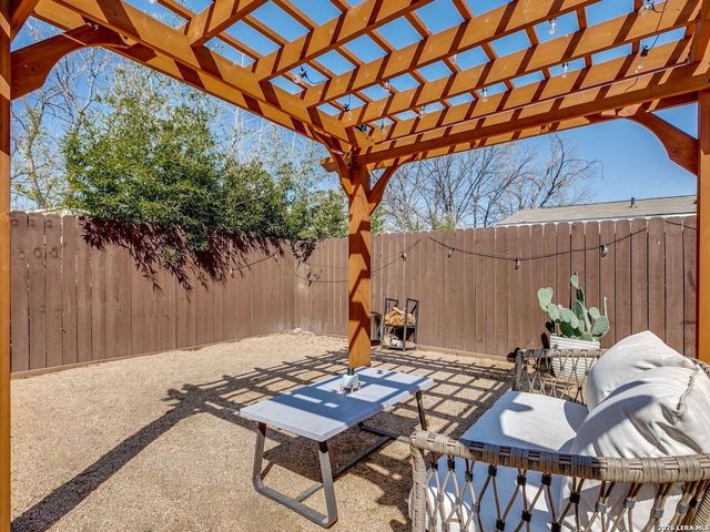 2415 W Poplar, San Antonio, TX 78207